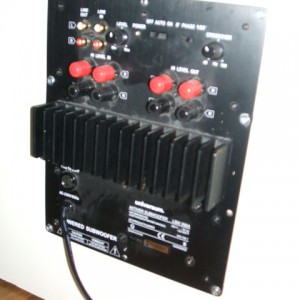 Vahvistin kokonaisuudessaan.