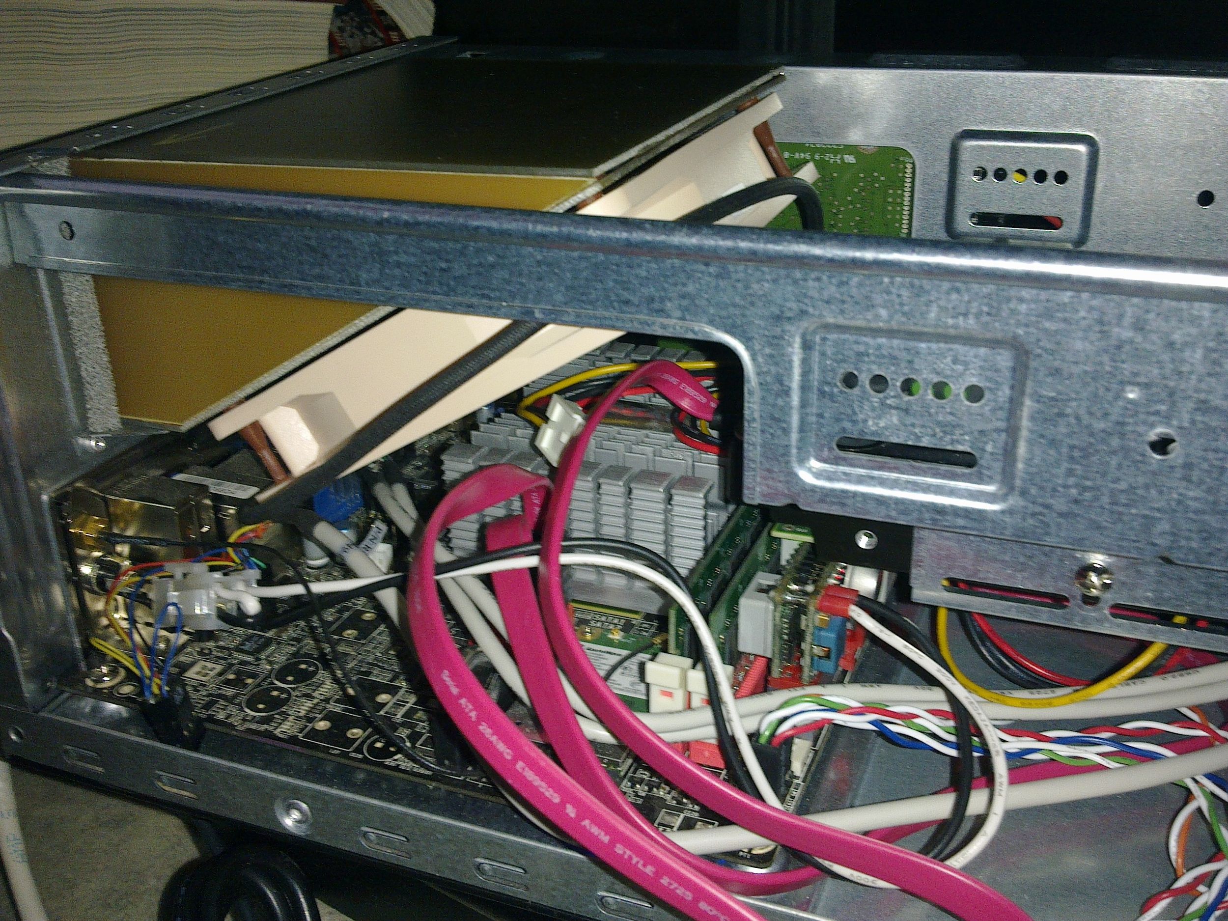 12cm tuuletin mini-ITX kotelossa