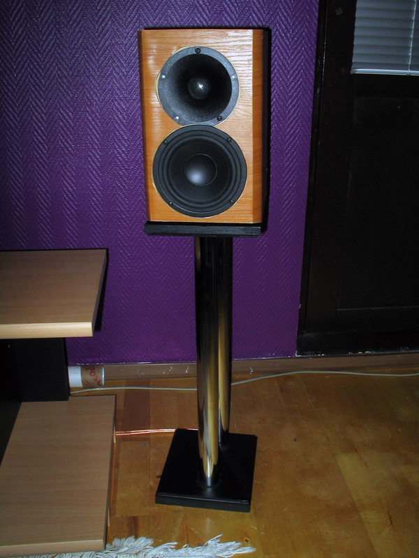 DIY Kaiutinjalusta valmis