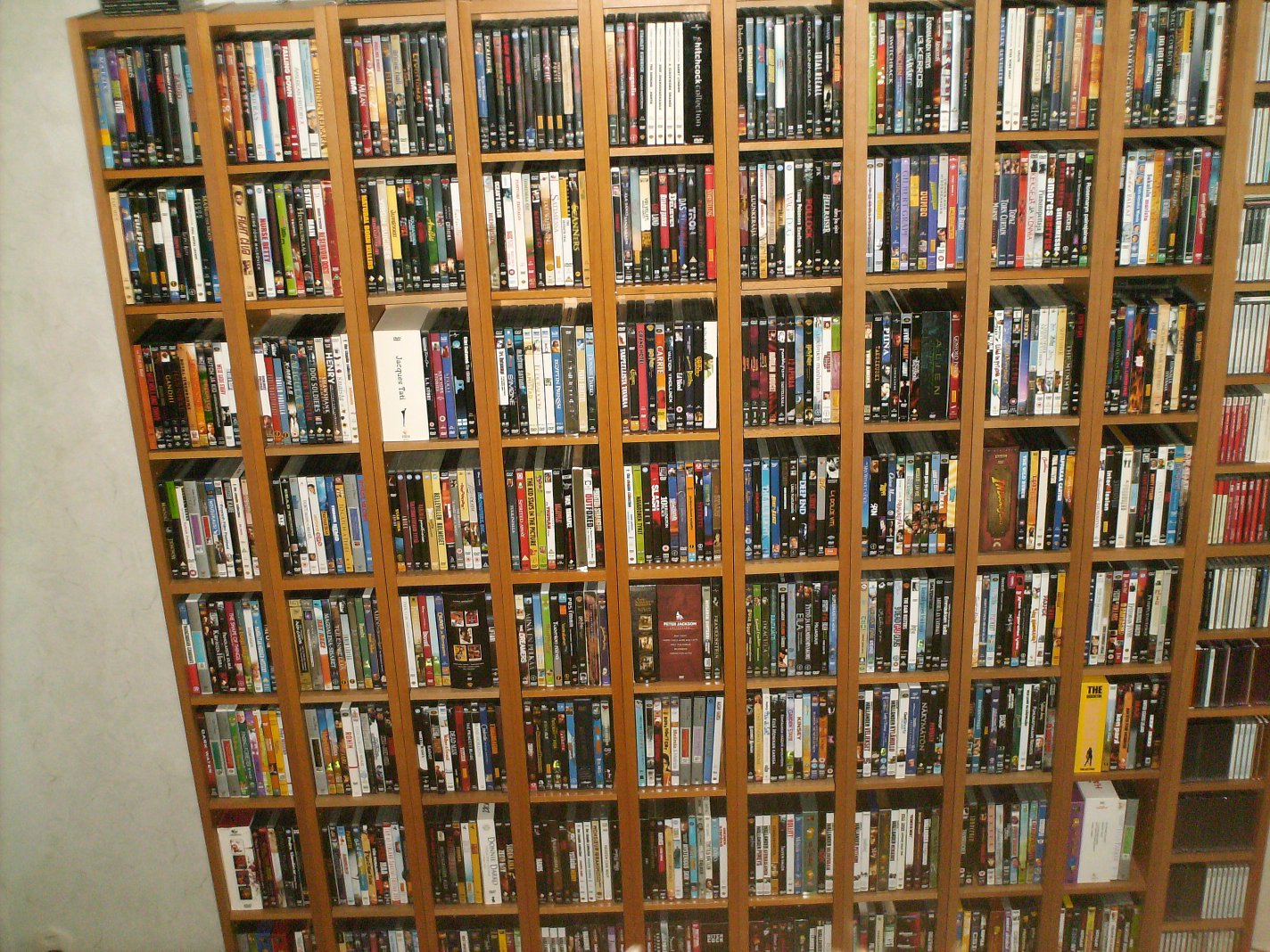 DVD-hylly uudessa asunnossa