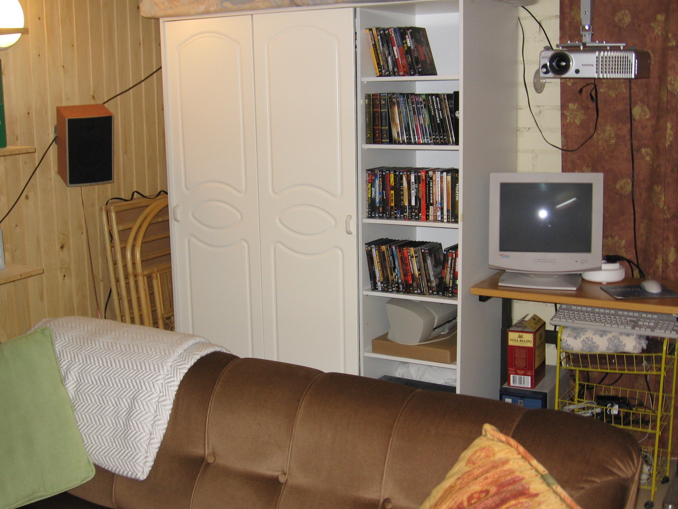 Elokuvakellari - takaseinä