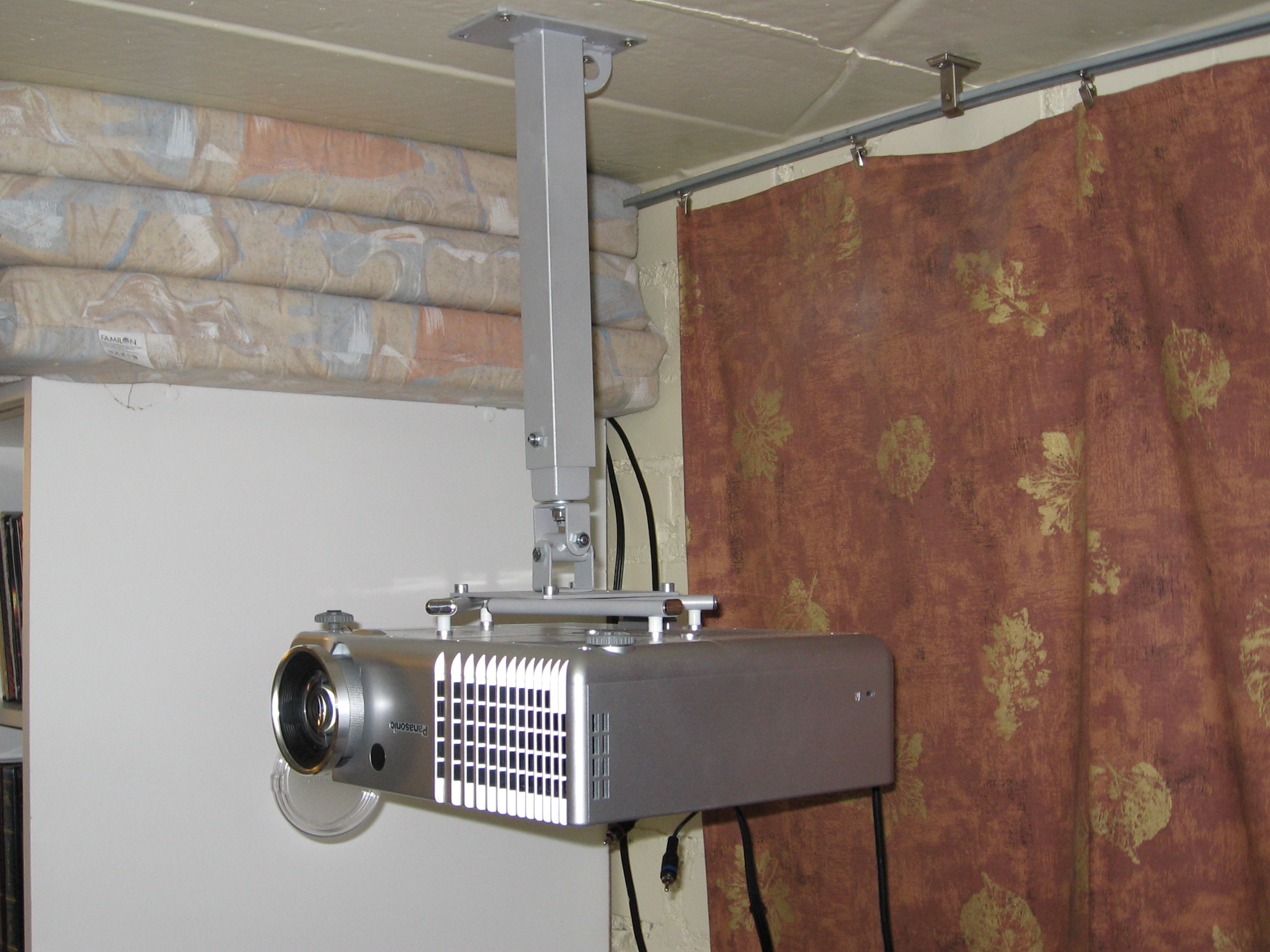 Elokuvakellari - takaseinä