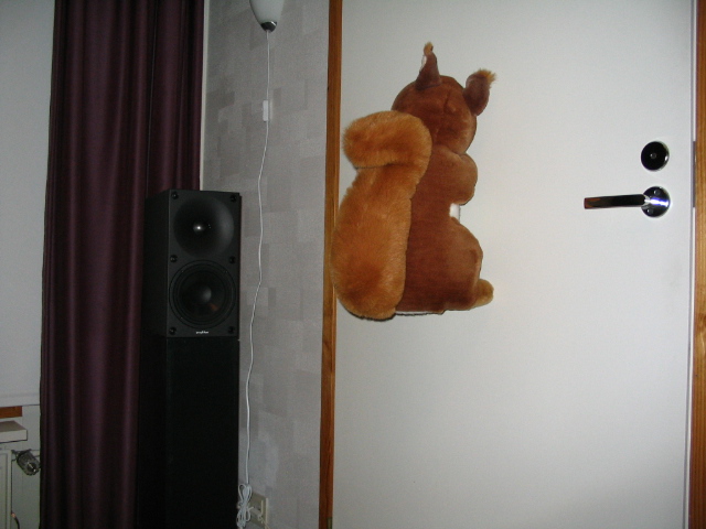 Ensiheijastuksen vaimennin