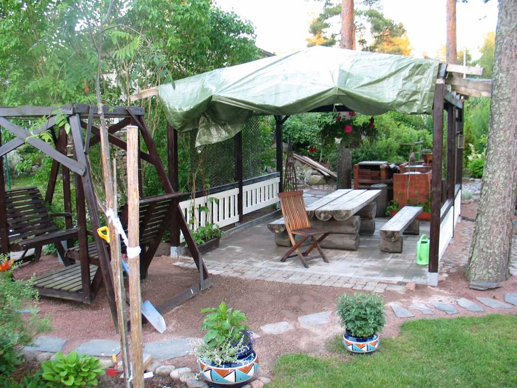 Grillikatos ja laatoitus