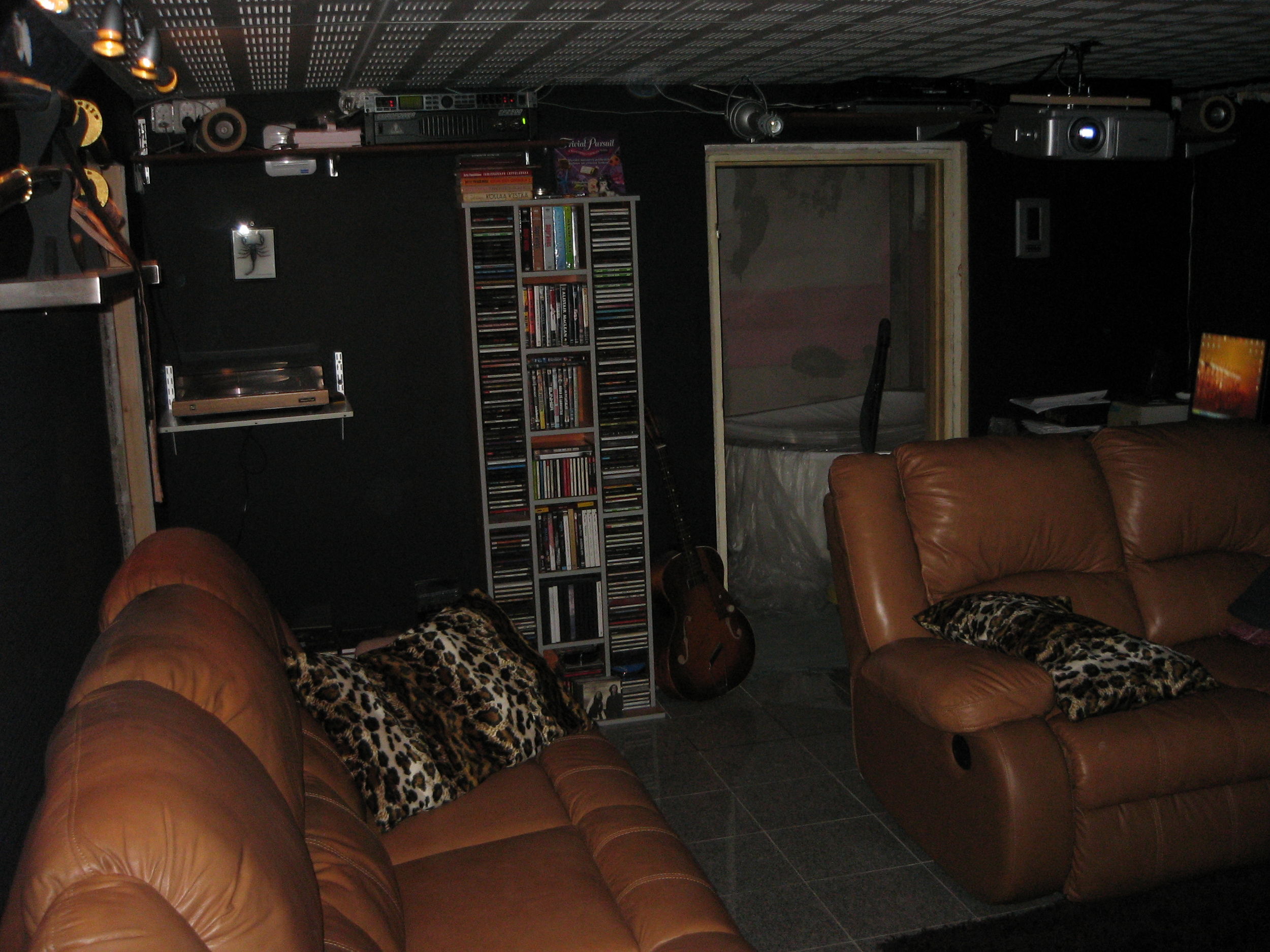 ...hiukan teatteri edennyt...