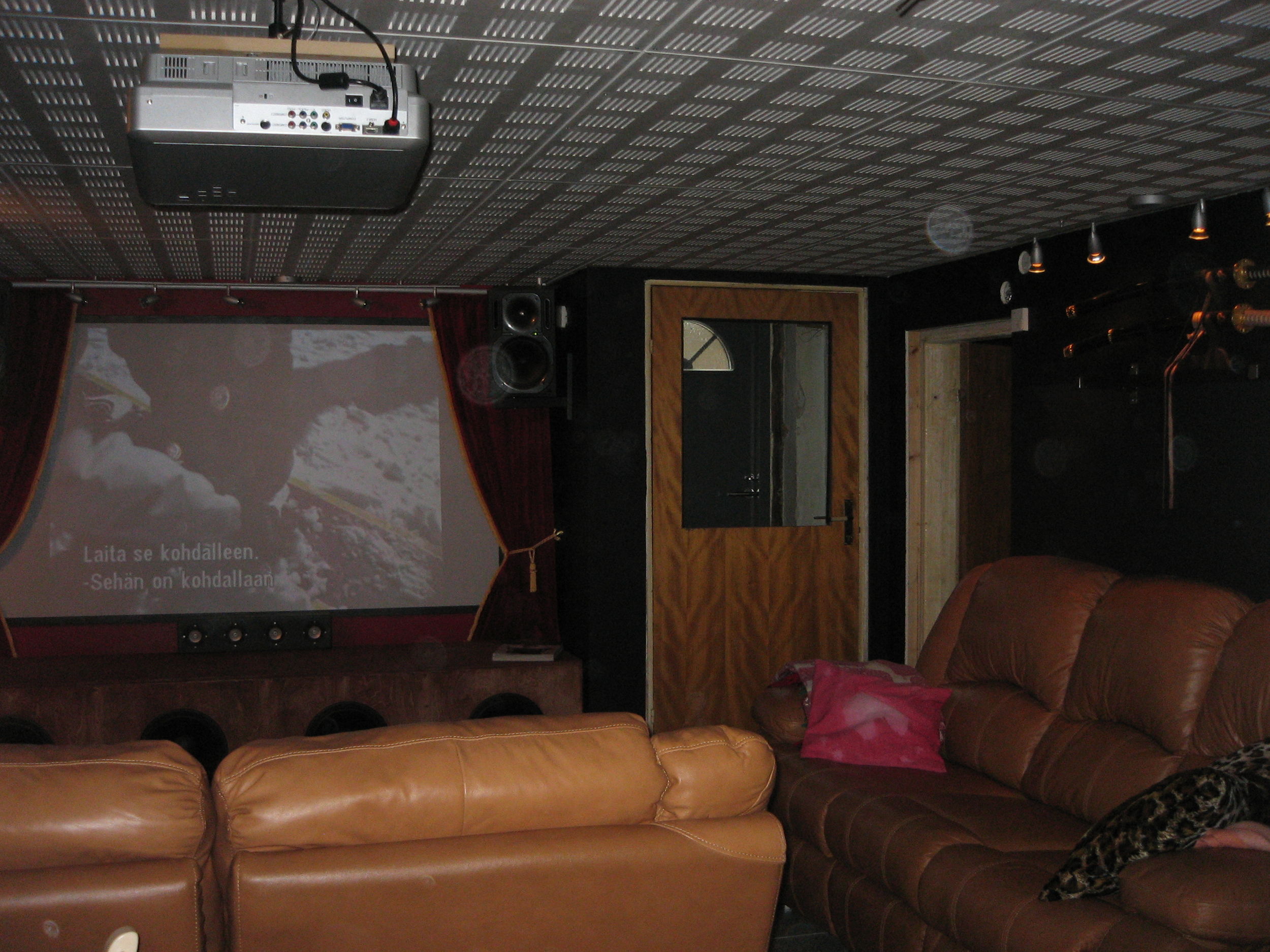 ...hiukan teatteri edennyt...