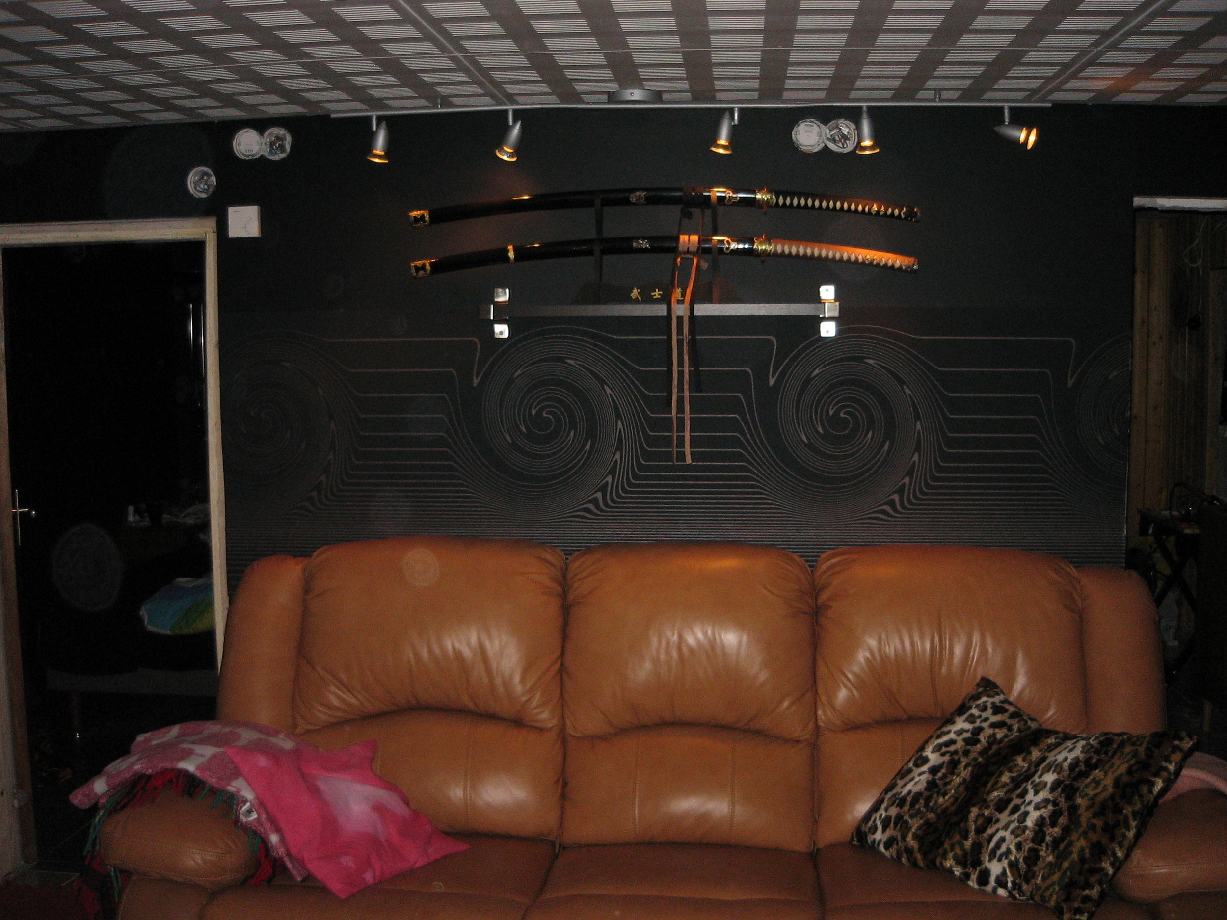 ...hiukan teatteri edennyt...