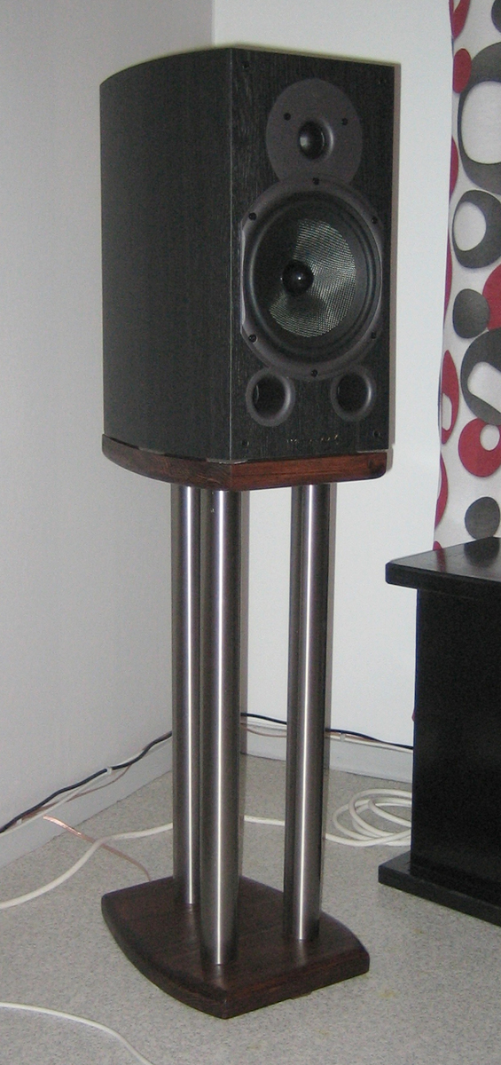 Itse tehty jalusta Wharfedale 9.2:n alla.