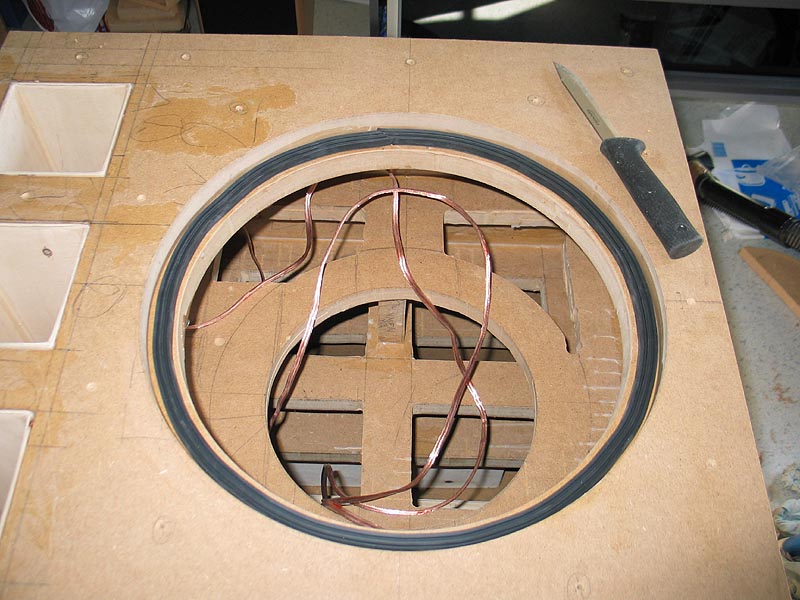 Johdotus ja elementin tiiviste