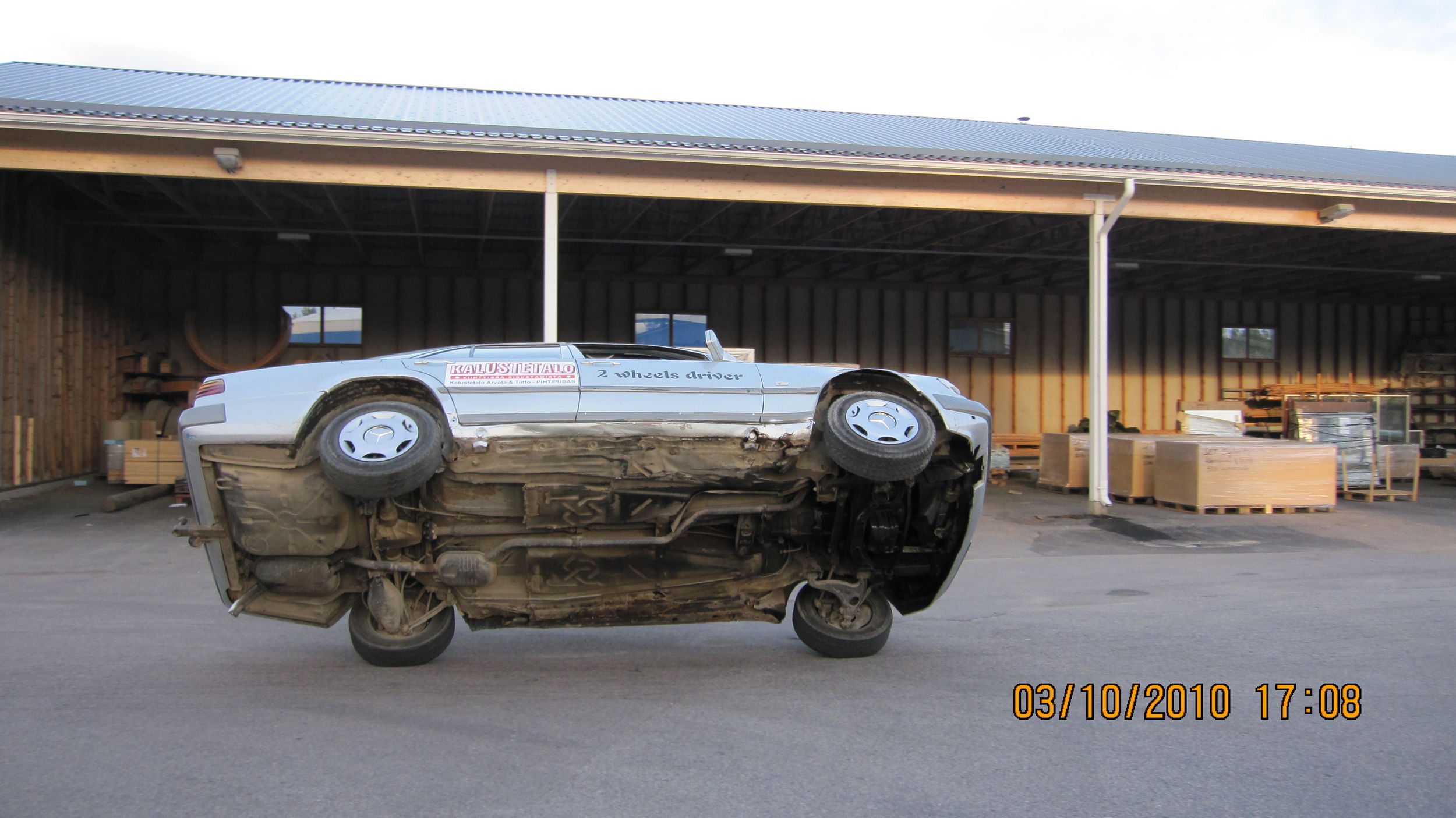 kahdella renkaalla autolla