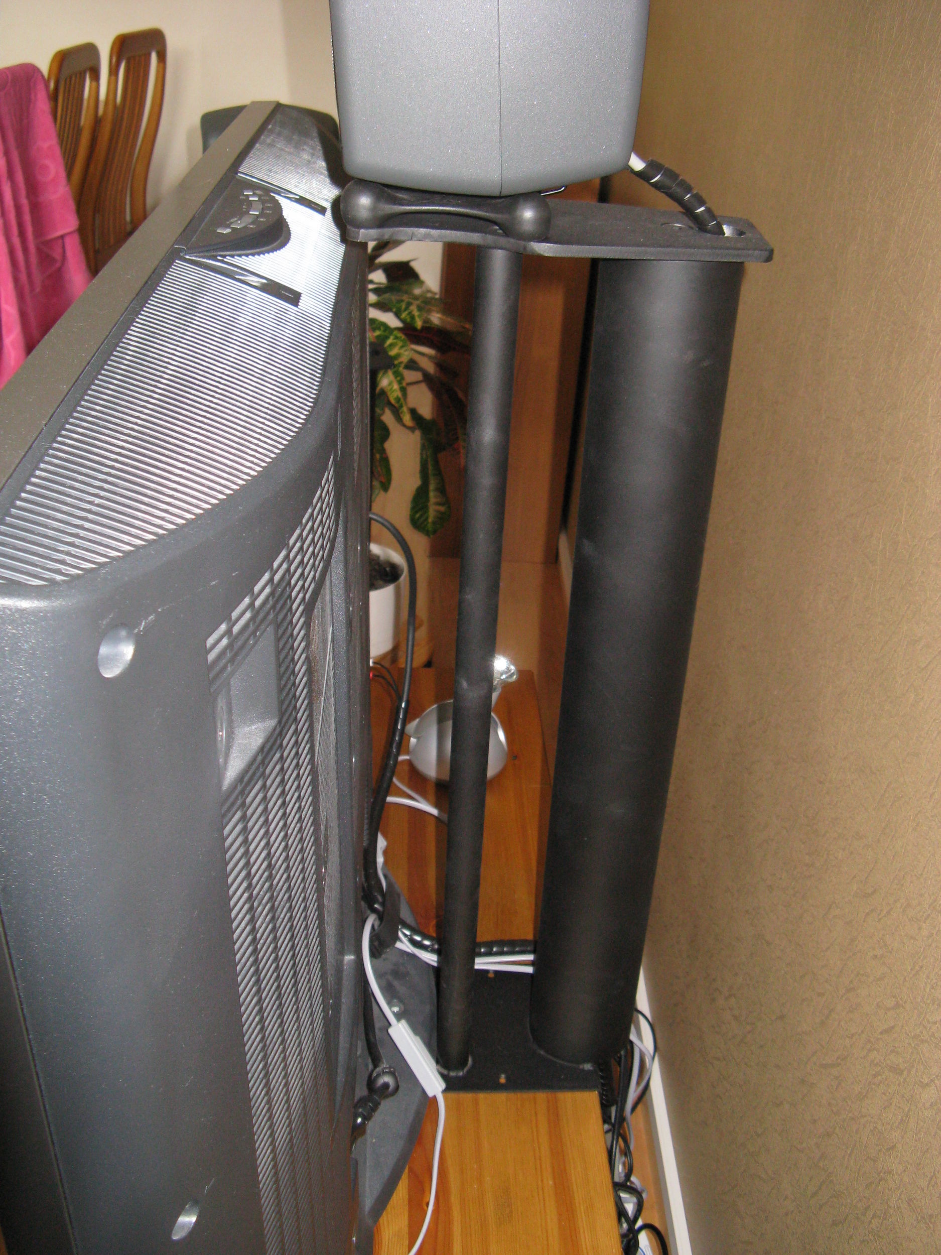 Keskikaiuttimen jalusta