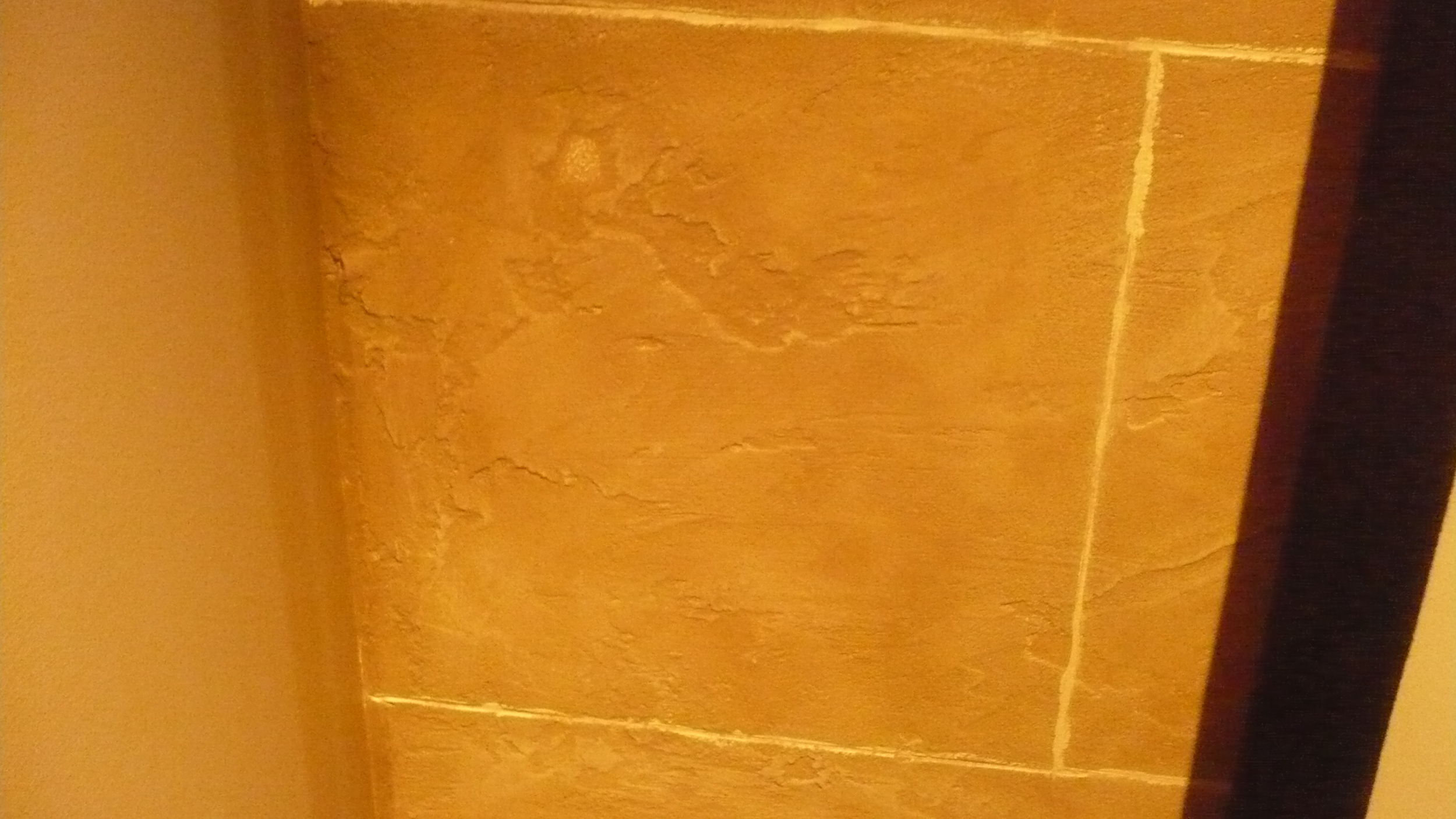 Kiviseinä maalaamalla