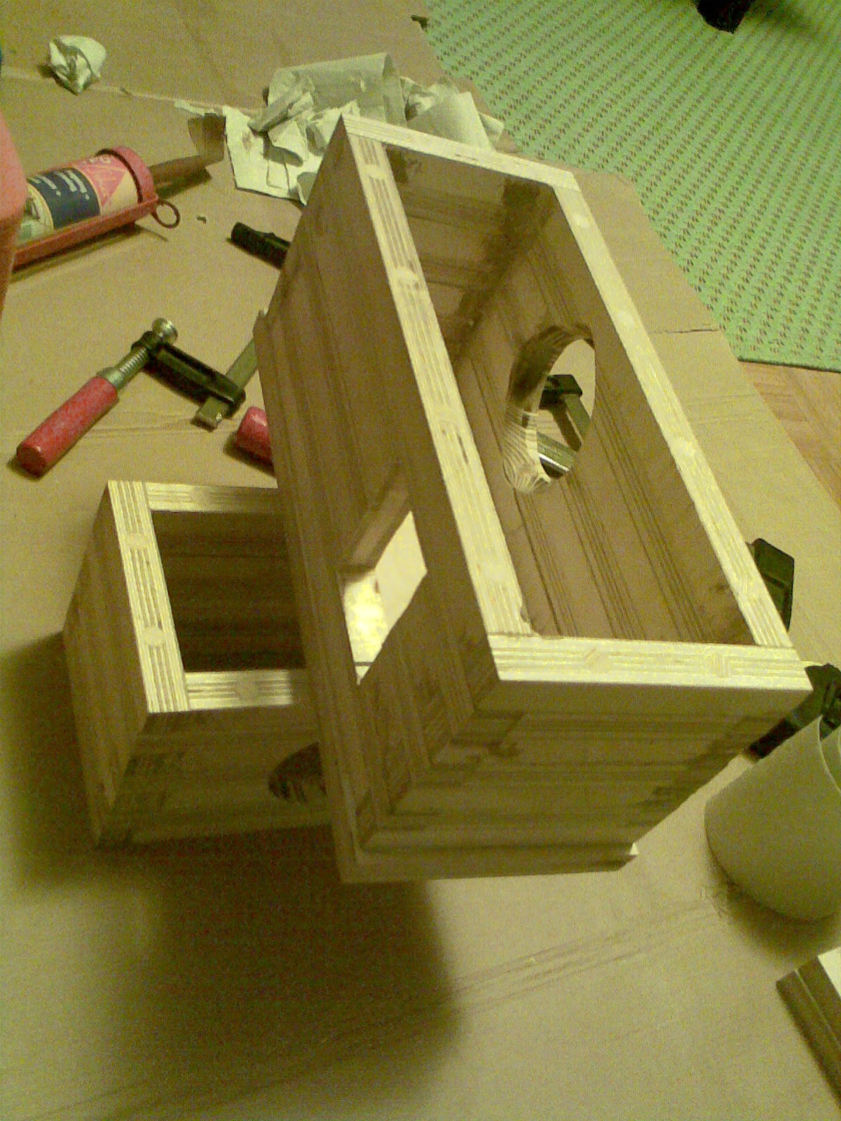 Kylkiä liimailemassa