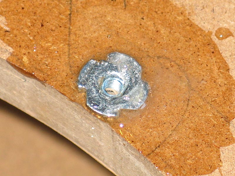 Lähikuva liimauksesta