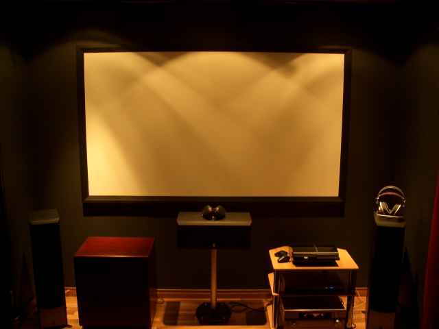 Laitteisto ja teatteri edestä.