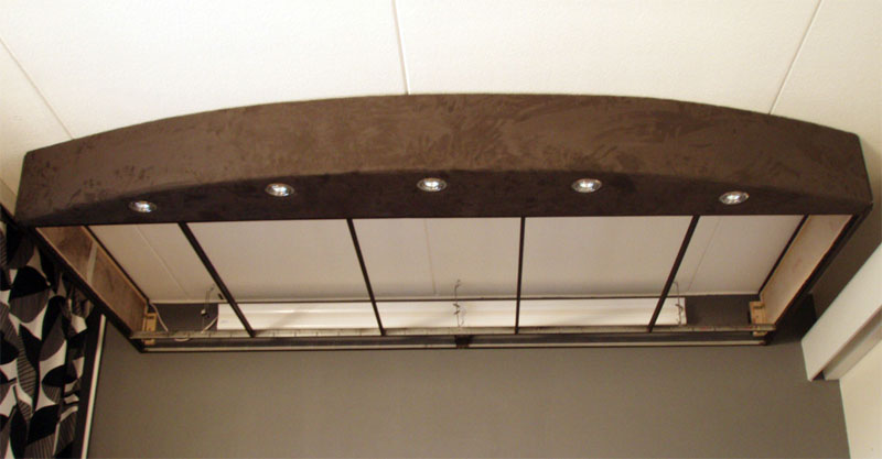 Lippa screenin yläpuolella