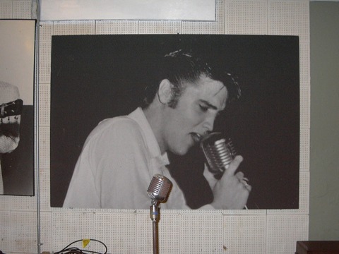 Mies ja mikrofoni...