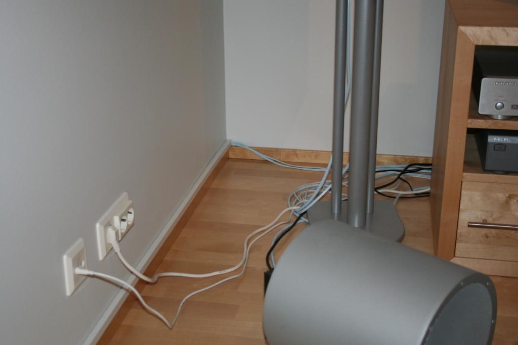 piilotetut takakaiuttimen johdot