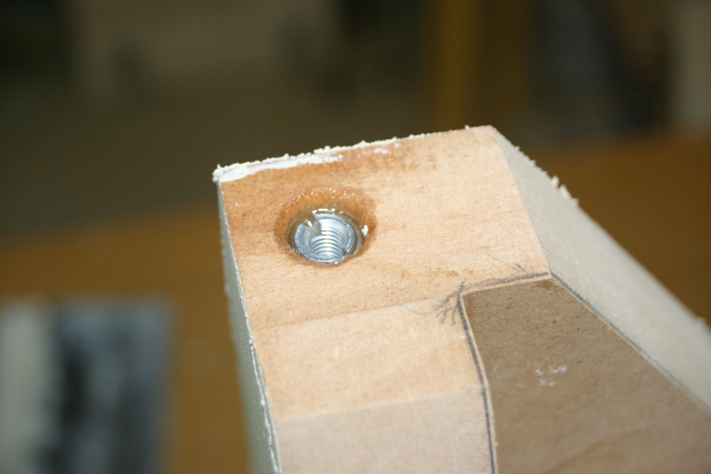 Pohjaruuvi kumijalkoja varten