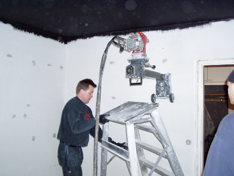 Projektorireiän teko