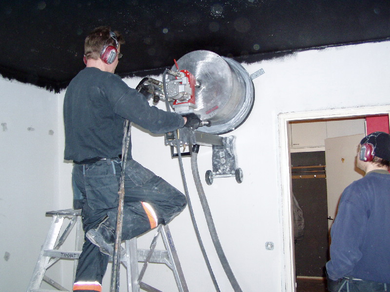 Projektorireiän teko