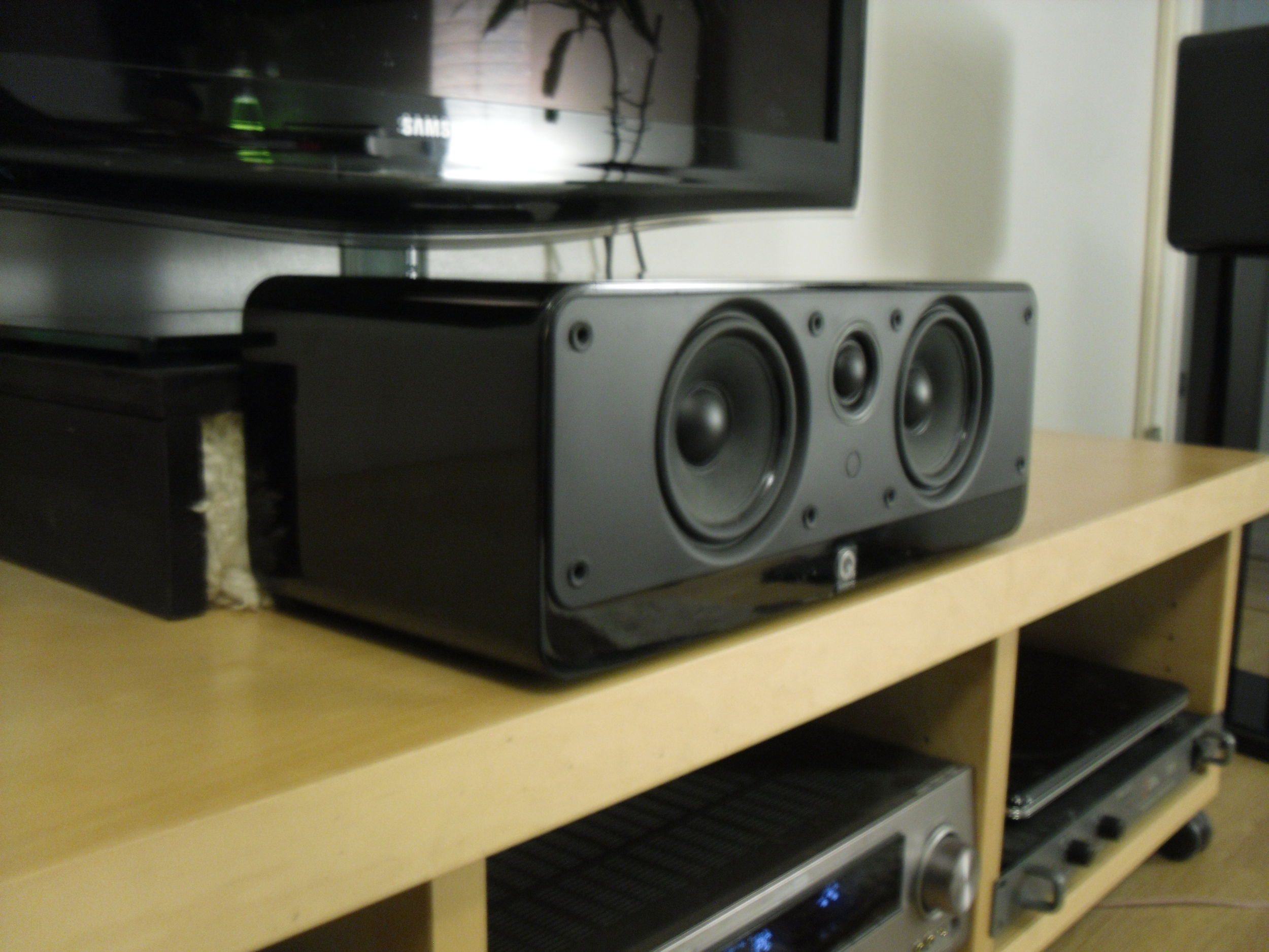 Q- Acoustics 2000C