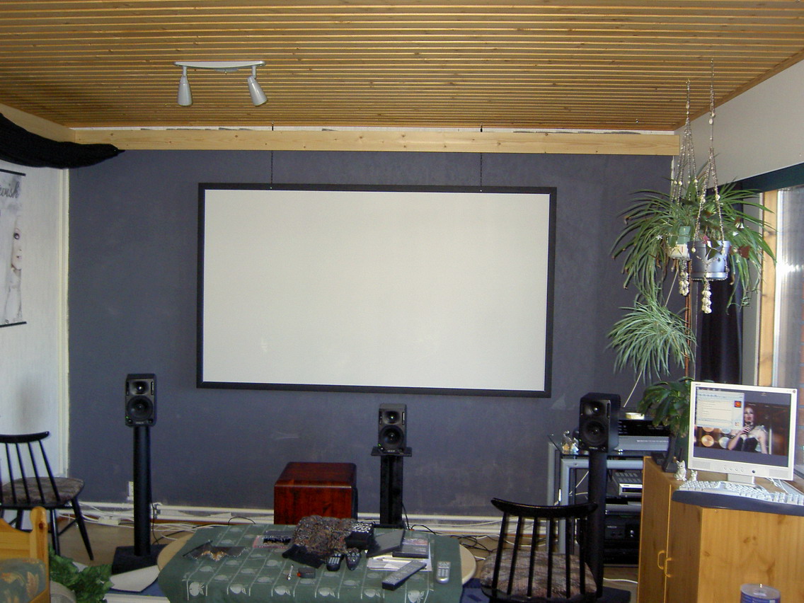 Screeniseinä valmiina?