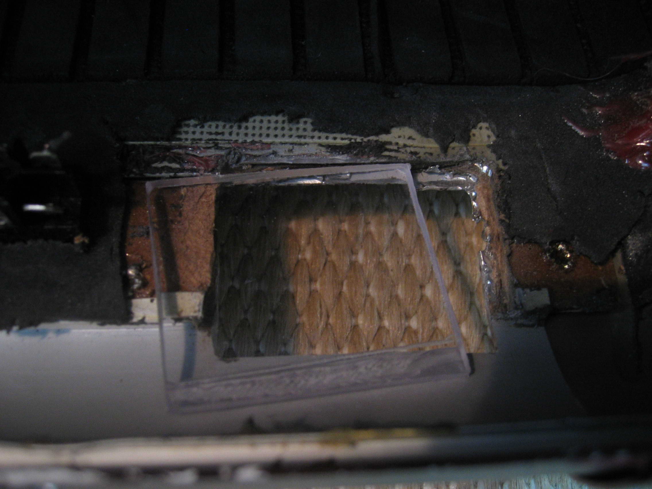 Soittimen suojalasin sovittelua.