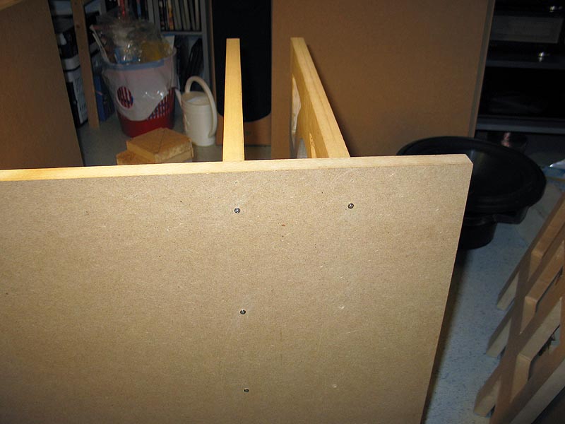 Tukilevyjen kiinnitys