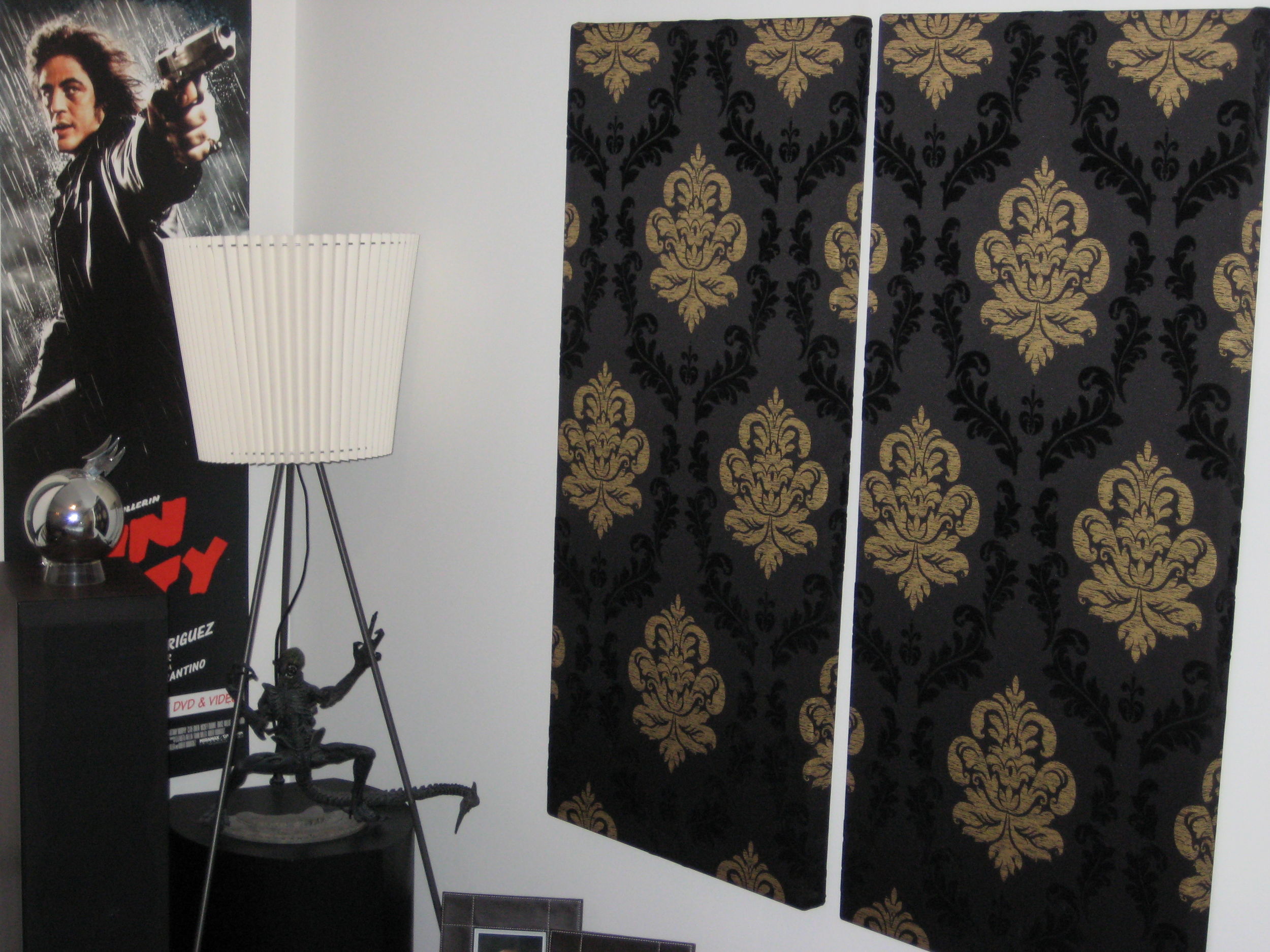 Yläkerran akustiikkataulut.